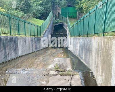 Manchester, Royaume-Uni, 4 octobre 2024. Le déversoir du réservoir inférieur de Gorton avec un tunnel ferroviaire abandonné à côté, Flood Control Debdale Park Manchester Banque D'Images