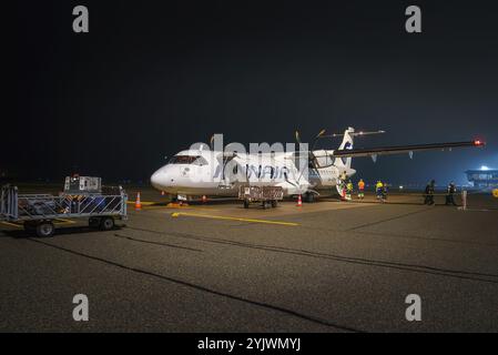 Avion ATR Finnair sur Tarmac de nuit à l'aéroport d'Helsinki Banque D'Images