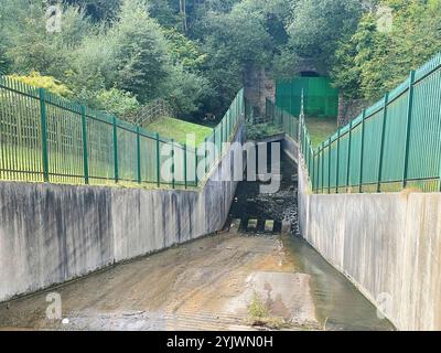 Manchester, Royaume-Uni, 4 octobre 2024. Le déversoir du réservoir inférieur de Gorton avec un tunnel ferroviaire abandonné à côté, Flood Control Debdale Park Manchester Banque D'Images