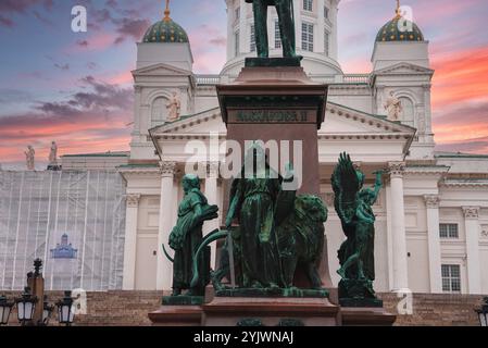 Cathédrale d'Helsinki et statue Alexandre II au coucher du soleil sur la place du Sénat Banque D'Images