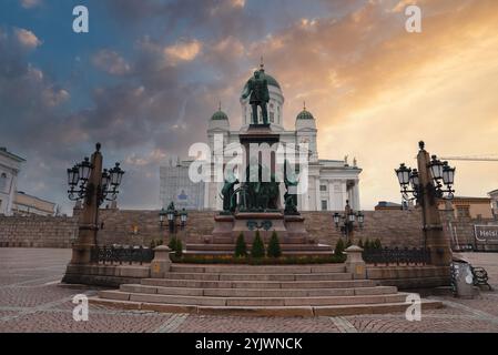 Cathédrale d'Helsinki et statue Alexandre II au coucher du soleil Banque D'Images