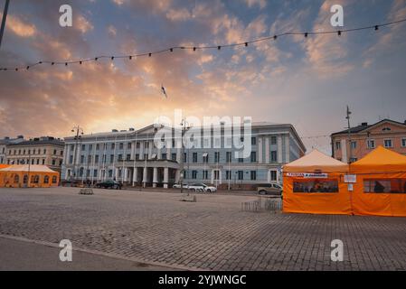 Hôtel de ville d'Helsinki avec architecture néoclassique au coucher du soleil Banque D'Images