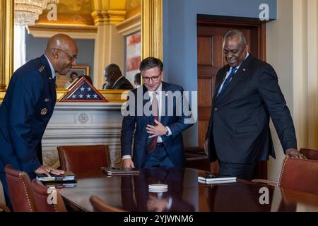 Le secrétaire à la Défense Lloyd J. Austin III et le président des chefs d'état-major interarmées des États-Unis général CQ Brown, Jr. rencontrent le président de la Chambre Mike Johnson au Capitole Building, Washington, D.C. 1er novembre 2023. (Photo du DOD par l'aviateur principal de l'US Air Force Cesar J. Navarro) Banque D'Images