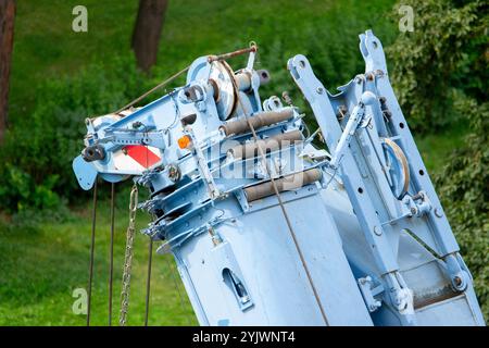 Détail de l'extrémité bleue de la flèche principale de la grue avec ligne de charge Banque D'Images