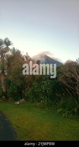 Photo du mont Taranaki et du pic Fanthams dans le parc national d'Egmont situé à New Plymouth sur l'île du Nord de la Nouvelle-Zélande. Banque D'Images