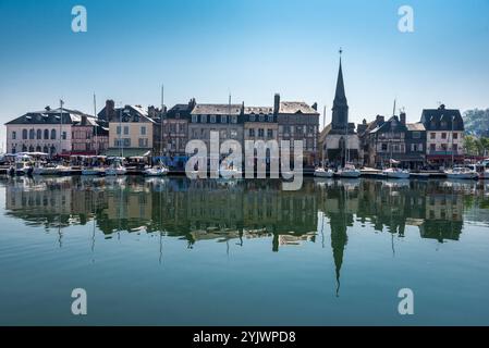 Haror de Honfleur, France, avec une réflexion symétrique sur l'eau, par une journée ensoleillée Banque D'Images