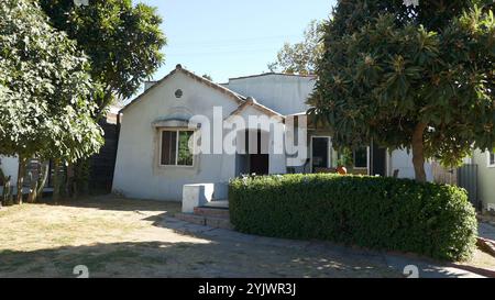 Los Angeles, Californie, USA 13 novembre actrice/chanteuse Judy Garland maison d'enfance où elle a vécu avec ses parents Père Francis Avent Gumm et mère Ethel Marion Milne au 3150 Glenmanor PL le 13 novembre 2024 à Los Angeles, Californie, USA. Judy Garland connue pour le Magicien d'Oz et Une étoile est née. Cette année marque le 85e anniversaire du Magicien d'Oz. La maison a été construite en 1925. Photo de Barry King/Alamy Stock photo Banque D'Images