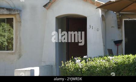 Los Angeles, Californie, USA 13 novembre actrice/chanteuse Judy Garland maison d'enfance où elle a vécu avec ses parents Père Francis Avent Gumm et mère Ethel Marion Milne au 3150 Glenmanor PL le 13 novembre 2024 à Los Angeles, Californie, USA. Judy Garland connue pour le Magicien d'Oz et Une étoile est née. Cette année marque le 85e anniversaire du Magicien d'Oz. La maison a été construite en 1925. Photo de Barry King/Alamy Stock photo Banque D'Images