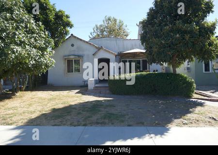 Los Angeles, Californie, USA 13 novembre actrice/chanteuse Judy Garland maison d'enfance où elle a vécu avec ses parents Père Francis Avent Gumm et mère Ethel Marion Milne au 3150 Glenmanor PL le 13 novembre 2024 à Los Angeles, Californie, USA. Judy Garland connue pour le Magicien d'Oz et Une étoile est née. Cette année marque le 85e anniversaire du Magicien d'Oz. La maison a été construite en 1925. Photo de Barry King/Alamy Stock photo Banque D'Images