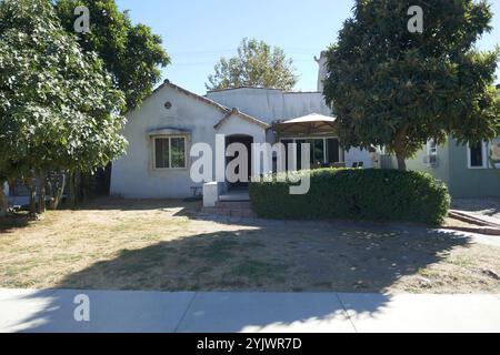 Los Angeles, Californie, USA 13 novembre actrice/chanteuse Judy Garland maison d'enfance où elle a vécu avec ses parents Père Francis Avent Gumm et mère Ethel Marion Milne au 3150 Glenmanor PL le 13 novembre 2024 à Los Angeles, Californie, USA. Judy Garland connue pour le Magicien d'Oz et Une étoile est née. Cette année marque le 85e anniversaire du Magicien d'Oz. La maison a été construite en 1925. Photo de Barry King/Alamy Stock photo Banque D'Images