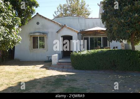 Los Angeles, Californie, USA 13 novembre actrice/chanteuse Judy Garland maison d'enfance où elle a vécu avec ses parents Père Francis Avent Gumm et mère Ethel Marion Milne au 3150 Glenmanor PL le 13 novembre 2024 à Los Angeles, Californie, USA. Judy Garland connue pour le Magicien d'Oz et Une étoile est née. Cette année marque le 85e anniversaire du Magicien d'Oz. La maison a été construite en 1925. Photo de Barry King/Alamy Stock photo Banque D'Images