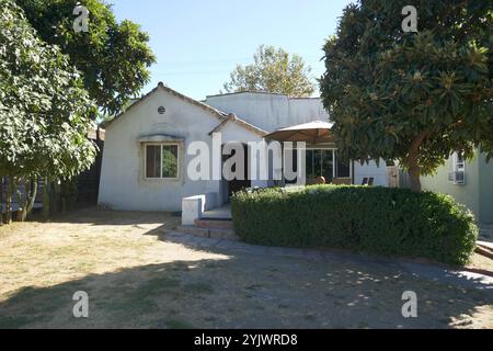 Los Angeles, Californie, USA 13 novembre actrice/chanteuse Judy Garland maison d'enfance où elle a vécu avec ses parents Père Francis Avent Gumm et mère Ethel Marion Milne au 3150 Glenmanor PL le 13 novembre 2024 à Los Angeles, Californie, USA. Judy Garland connue pour le Magicien d'Oz et Une étoile est née. Cette année marque le 85e anniversaire du Magicien d'Oz. La maison a été construite en 1925. Photo de Barry King/Alamy Stock photo Banque D'Images