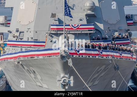 New York, New York, États-Unis. 9 novembre 2024. L'équipage du plus récent destroyer de missile guidé de classe Arleigh Burke, l'USS John Basilone (DDG 122), œmanned le navire et le fait revivre lors d'une cérémonie de mise en service tenue à New York, le 9 novembre. Il s'agit du deuxième navire de guerre de la Marine à porter le nom du Sgt John Basilone, un récipiendaire de la médaille d'honneur réputé pour son héroïsme pendant la seconde Guerre mondiale (crédit image : © Theoplis Stewart/U.S. Navy/ZUMA Press Wire) USAGE ÉDITORIAL UNIQUEMENT ! Non destiné à UN USAGE commercial ! Banque D'Images