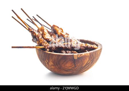 Poulet japonais yakitori dans un bol isolé sur un fond blanc. Banque D'Images