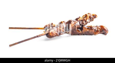 Poulet japonais yakitori isolé sur un fond blanc. Banque D'Images