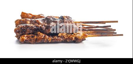 Poulet japonais yakitori isolé sur un fond blanc. Banque D'Images