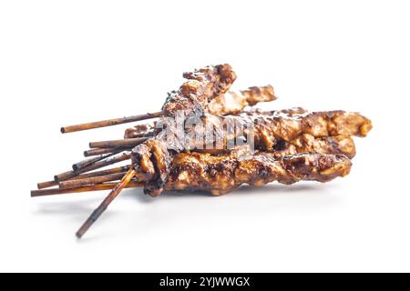 Poulet japonais yakitori isolé sur un fond blanc. Banque D'Images