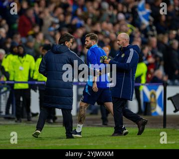 15 novembre 2024 ; Hampden Park, Glasgow, Écosse : Football du Groupe 1 de la Ligue des Nations, Écosse contre Croatie ; le manager de la Croatie Zlatko Dalic et l'entraîneur écossais Stevie Clarke se serrent la main après le coup de sifflet final alors que Steve Clarke lui remet un maillot écossais crédit : action plus Sports images/Alamy Live News Banque D'Images