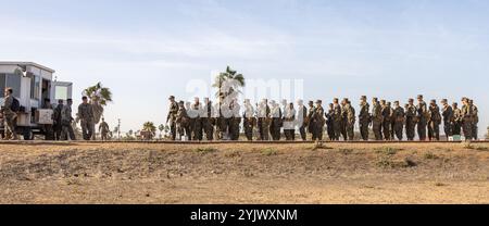 Les recrues du corps des Marines des États-Unis avec Kilo Company, 3rd Recruit Training Battalion, attendent de recevoir des munitions pendant la table un cours de tir au camp de base du corps des Marines Pendleton, Californie, 6 novembre 2024. Le tableau un couvre les principes de base du tir et de la sécurité des fusils dans toutes les positions de tir : assis, agenouillé et couché sur le ventre. (Photo du corps des Marines des États-Unis par le caporal Janell B. Alvarez) Banque D'Images