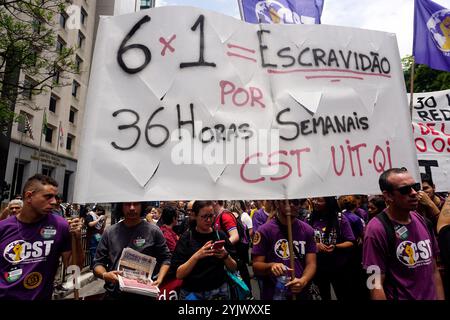 Sao Paulo, Brésil. 15 novembre 2024. Des militants syndicaux manifestent à São Paulo sur l'avenue Paulista contre l'horaire de travail au Brésil où les travailleurs n'ont qu'un jour de congé par semaine et sont forcés de travailler 6 jours par semaine ; (photo Faga/Sipa USA) crédit : Sipa USA/Alamy Live News Banque D'Images