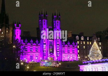 Édimbourg, Écosse, Royaume-Uni. 14 novembre 2024. Météo Royaume-Uni : le temps d'automne la morosité anticyclonique a vu noël arriver à édimbourg avec la façade éblouissante de l'université d'édimbourg nouvelle école collégiale de la divinité sur le monticule avec une myriade de couleurs et de dessins pour les festivités,. Crédit Gerard Ferry/Alamy Live News Banque D'Images