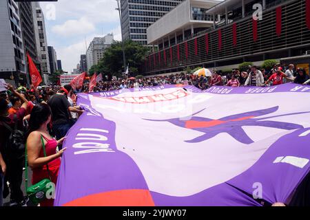 Sao Paulo, Brésil. 15 novembre 2024. Des militants syndicaux manifestent à São Paulo sur l'avenue Paulista contre l'horaire de travail au Brésil où les travailleurs n'ont qu'un jour de congé par semaine et sont forcés de travailler 6 jours par semaine ; (photo Faga/Sipa USA) crédit : Sipa USA/Alamy Live News Banque D'Images