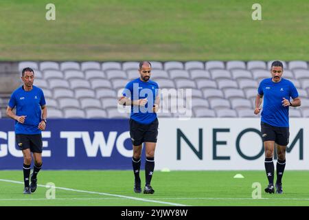 Les arbitres du match s'échauffent avant la deuxième Ligue des champions de l'AFC : Sydney FC v Sanfrecce Hiroshima match entre Sydney FC et SanFrecce au Jubilee Stadium O. Banque D'Images