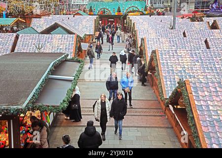 Weihnachtsmarkt im Herzen des Ruhrgebiets Der internationale Weihnachtsmarkt in Essen mit seinen leuchtenden Hütten. Essen Nordrhein-Westfalen Deutschland Ruhrgebiet *** marché de Noël au coeur de la Ruhr le marché international de Noël à Essen avec ses cabanes illuminées Essen Rhénanie du Nord-Westphalie Allemagne Ruhr Banque D'Images