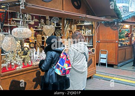 Weihnachtsmarkt im Herzen des Ruhrgebiets Der internationale Weihnachtsmarkt in Essen mit seinen leuchtenden Hütten. Essen Nordrhein-Westfalen Deutschland Ruhrgebiet *** marché de Noël au coeur de la Ruhr le marché international de Noël à Essen avec ses cabanes illuminées Essen Rhénanie du Nord-Westphalie Allemagne Ruhr Banque D'Images