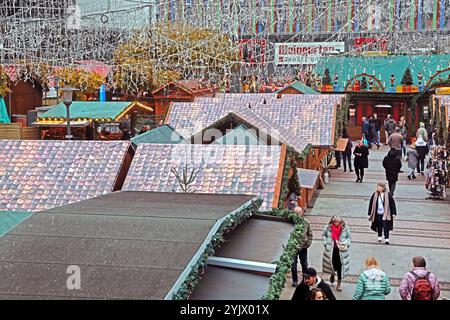 Weihnachtsmarkt im Herzen des Ruhrgebiets Der internationale Weihnachtsmarkt in Essen mit seinen leuchtenden Hütten. Essen Nordrhein-Westfalen Deutschland Ruhrgebiet *** marché de Noël au coeur de la Ruhr le marché international de Noël à Essen avec ses cabanes illuminées Essen Rhénanie du Nord-Westphalie Allemagne Ruhr Banque D'Images