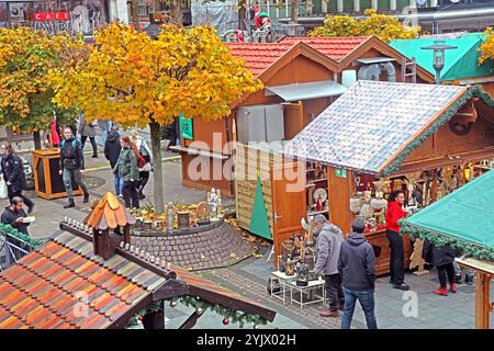 Weihnachtsmarkt im Herzen des Ruhrgebiets Der internationale Weihnachtsmarkt in Essen mit seinen leuchtenden Hütten. Essen Nordrhein-Westfalen Deutschland Ruhrgebiet *** marché de Noël au coeur de la Ruhr le marché international de Noël à Essen avec ses cabanes illuminées Essen Rhénanie du Nord-Westphalie Allemagne Ruhr Banque D'Images