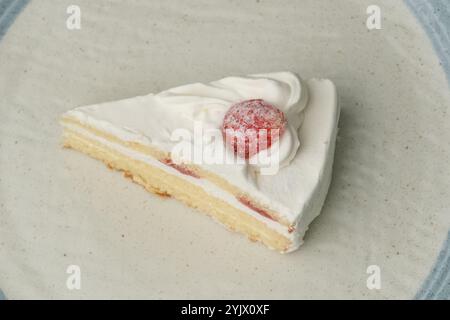 Un petit shortcake japonais à la fraise sur une grande assiette élégante sur une table blanche. Banque D'Images