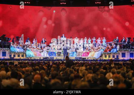 Cropai, Zagreb, 151124. Arena Zagreb. Concert d'Andre Rieu et Johann Strauss Orchestra. Photo : Josip Bandic / CROPIX Copyright : xxJosipxBandicx andre rieu11-151124 Banque D'Images