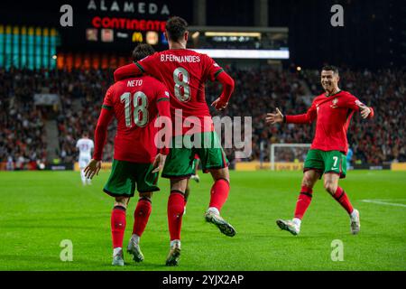 Porto, Portugal. 15 novembre 2024. Pedro Neto, du Portugal, célèbre le score avec Bruno Fernandes, du Portugal, et Cristiano Ronaldo, du Portugal, lors du match UEFA Nations League, Ligue A, Groupe A1 entre le Portugal et la Pologne au Estádio do Dragão à Porto, Portugal, le 15 novembre 2024 (photo par Andrew Surma/ Credit : Sipa USA/Alamy Live News Banque D'Images