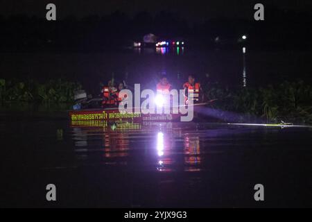 Phra Nakhon si Ayutthaya, Thaïlande. 15 novembre 2024. Les responsables du corps de défense volontaire et les volontaires de secours assurent la sécurité des personnes qui assistent au festival Loy Krathong sur le quai de la rivière Chao Phraya dans le Centre pour la promotion et le développement de carrières supplémentaires en dehors de l'agriculture dans le district de Bang SAI, province de Phra Nakhon si Ayutthaya (crédit image : © Adirach Toumlamoon/Pacific Press via ZUMA Press Wire) USAGE ÉDITORIAL SEULEMENT! Non destiné à UN USAGE commercial ! Banque D'Images