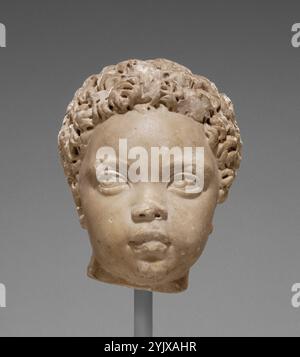 Portrait d'un enfant, A.D. 150-200. Informations complémentaires : cet enfant, probablement un garçon de tout-petit âge, est parmi les portraits les plus sensibles de très jeunes enfants connus dans Roman Cassée au cou, la tête aurait été assise sur une statue pleine longueur ou un buste. Plusieurs traits de ce portrait sont caractéristiques de la sculpture romaine de la période Antonine (138-192), tels que l'intérêt pour l'observation de la personnalité, la représentation du mouvement, et des textures contrastées telles que la peau polie et le rendu impressionniste des cheveux. Les boucles serrées du garçon &#x2019;et certaines de ses caractéristiques faciales h. Banque D'Images