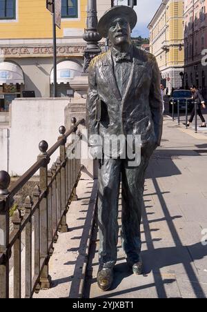 Trieste, Italie - 26 juin 2024 : gros plan de la statue de James Joyce en bronze sur via Roma Bridge sur canal Grande Banque D'Images