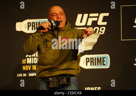 NEW YORK CITY, NY -15 NOVEMBRE : Joe Rogan à la pesée cérémonielle pour UFC309 - Jones vs Miocic au Théâtre à MSG le 15 novembre 2024 à New York City, NY (photo de Louis Grasse/PxImages) crédit : px images/Alamy Live News Banque D'Images