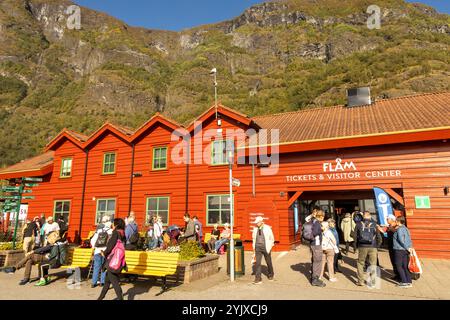 Centre d'information touristique et touristique dans le village norvégien de Flam, des billets pour le chemin de fer de Flam et d'autres visites peuvent être réservés dans le centre. Banque D'Images