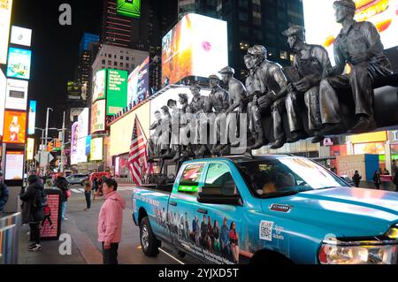 New York, États-Unis. 14 novembre 2024. Un camion annonçant la terrasse d'observation Top of the Rock au sommet du 30 Rockefeller Plaza au Rockefeller Center est vu à Times Square, Manhattan, New York. Le camion présente des sculptures illustrant la photo emblématique de New York, « déjeuner au sommet d'un gratte-ciel ». (Photo de Jimin Kim/SOPA images/SIPA USA) crédit : SIPA USA/Alamy Live News Banque D'Images