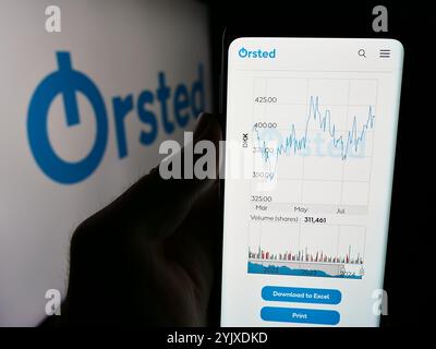 Dans cette illustration photo, un téléphone portable avec le logo de la société danoise d'énergie éolienne Orsted AS est vu devant le site Web de l'entreprise. Banque D'Images