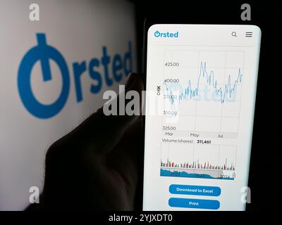 Allemagne. 12 août 2024. Dans cette illustration photo, un téléphone portable avec le logo de la société danoise d'énergie éolienne Orsted AS est vu devant le site Web de l'entreprise. (Photo timon Schneider/SOPA images/SIPA USA) *** strictement à des fins éditoriales *** crédit : SIPA USA/Alamy Live News Banque D'Images