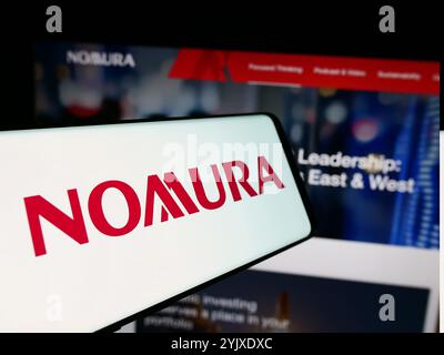 Allemagne. 12 août 2024. Dans cette illustration photo, un smartphone avec le logo de la société japonaise de services financiers Nomura Holdings Inc est vu devant le site Web de l'entreprise. (Crédit image : © timon Schneider/SOPA images via ZUMA Press Wire) USAGE ÉDITORIAL SEULEMENT ! Non destiné à UN USAGE commercial ! Banque D'Images