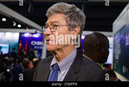 Bakou, Azerbaïdjan. 15 novembre 2024. L’économiste américain Jeffrey Sachs, qui est également président du réseau des solutions pour le développement durable des Nations Unies, reçoit une interview à Bakou, Azerbaïdjan, le 15 novembre 2024. POUR ALLER AVEC «interview : la Chine essentielle dans la lutte contre le changement climatique, dit économiste renommé» crédit : Meng Jing/Xinhua/Alamy Live News Banque D'Images