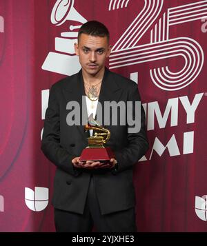 Miami, États-Unis. 15 octobre 2024. Spreadlof pose avec le prix de la meilleure chanson pop pour 'Feriado' lors de la 25e cérémonie annuelle des Latin GRAMMY Awards au Kaseya Center le 14 novembre 2024 à Miami, en Floride. Photo : imageSPACE/Sipa USA crédit : Sipa USA/Alamy Live News Banque D'Images