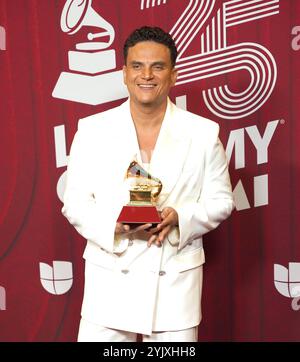 Silvestre Dangond, lauréat du prix du meilleur album Cumbia/Vallenato pour ''Ta Malo' pose dans la salle de presse lors de la 25e cérémonie annuelle des Latin GRAMMY Awards au Kaseya Center le 14 novembre 2024 à Miami, Floride. Photo : imageSPACE/Sipa USA Banque D'Images