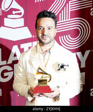 Luis Fonsi, lauréat du prix du meilleur album vocal pop pour 'El Viaje' pose dans la salle de presse lors de la 25e cérémonie des Latin GRAMMY Awards au Kaseya Center le 14 novembre 2024 à Miami, Floride. Photo : imageSPACE/Sipa USA Banque D'Images