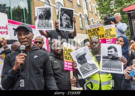 Londres, Royaume-Uni. 29 juillet 2017. Stafford Scott du Groupe de contrôle et Tottenham Rights s'exprime lors de la manifestation devant le commissariat de police de Stoke Newington en faveur de Rashan Charles, qui est mort lorsque deux policiers lui ont menotté les menottes et l'ont retenu par terre dans un magasin de Kingsland Rd aux premières heures du samedi 22 juillet. Sa famille est déterminée à obtenir des réponses sur sa mort, mais appelle tout le monde à agir dans le respect de la loi. Des membres de la famille Charles sont venus à la manifestation avec la famille d'Edson da Costa, décédé après son arrestation à East Ham en juin. Les manifestants tenaient des photos des deux hommes et Darren Cumberbatc Banque D'Images