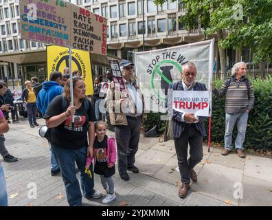 Londres, Royaume-Uni. 19 août 2017. Tenez-vous debout contre Trump, une organisation soutenue par une vingtaine d’organisations dont la CWU, NUT, Unite, UCU, CND, stop the War, Campaign Against Climate change, Muslim Association of Britain et d'autres manifestent devant l'ambassade américaine. Ils disent que la rhétorique sectaire de Trump sème la haine et la division, encourageant les groupes d'extrême droite responsables d'événements tels que ceux de Charlottesville et condamnant son bellicisme en menaçant une guerre nucléaire contre la Corée du Nord et l'invasion du Venezuela et son soutien aux politiques de destruction du climat. Banque D'Images