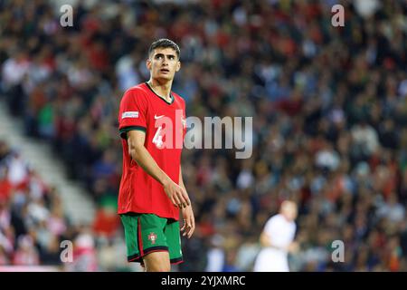 Porto, Portugal. 15 novembre 2024. Antonio Silva (Portugal) vu en action lors du match de l'UEFA Nations League entre les équipes nationales du Portugal et de Pologne à Estadio do Dragao. (UEFA Nations League 24/25) score final : Portugal 5 : 1 Pologne crédit : SOPA images Limited/Alamy Live News Banque D'Images
